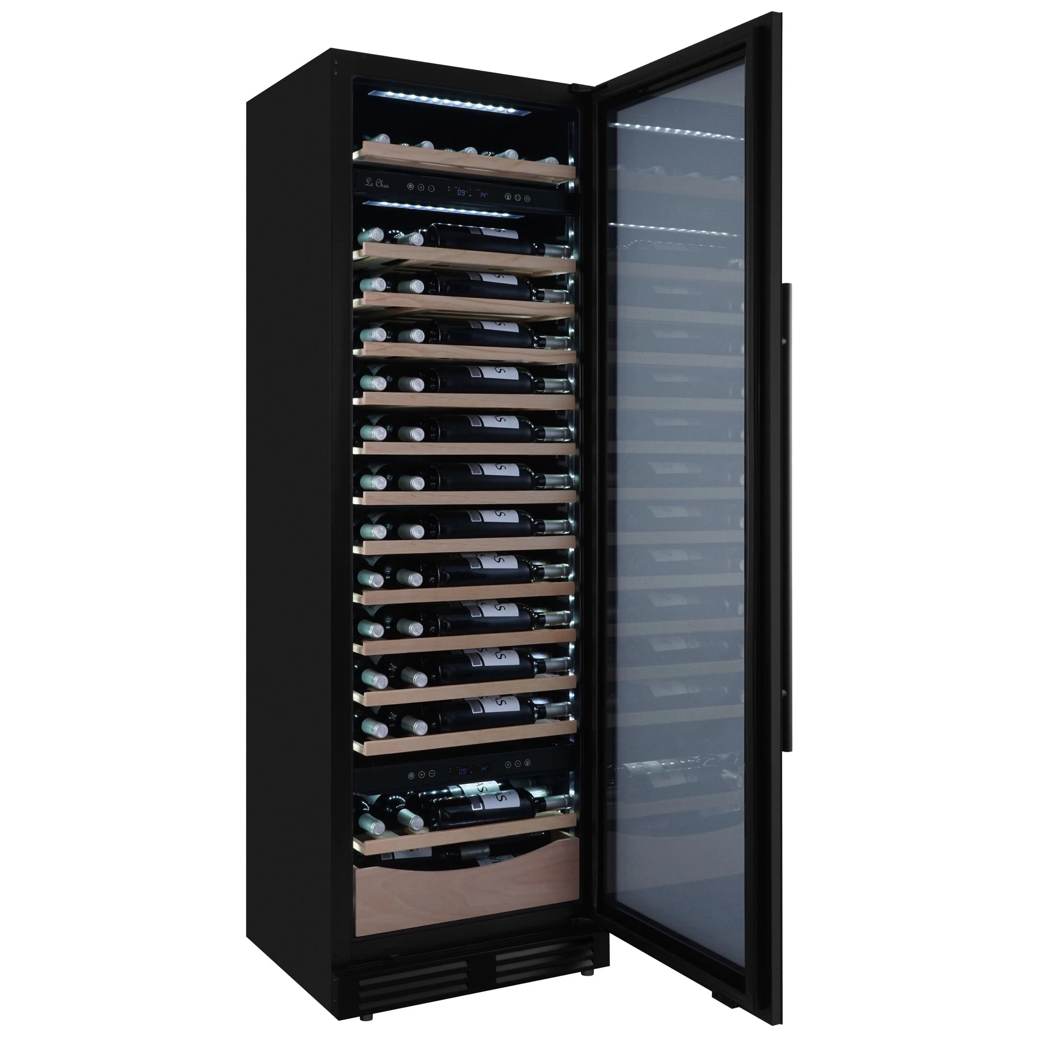 Vinoteca Le Chai LTN990S con la puerta de cristal abierta, mostrando el interior iluminado con estantes de madera llenos de botellas de vino y controles digitales visibles para regular la triple zona de temperatura.