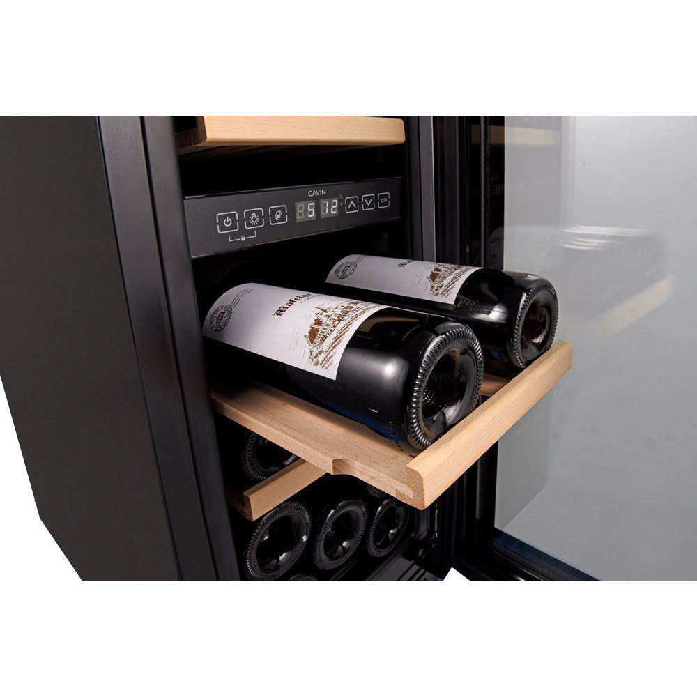 Vinoteca 18 botellas Artic Collection 30D Full Glass Black detalle de bandeja deslizante con dos botellas de vino