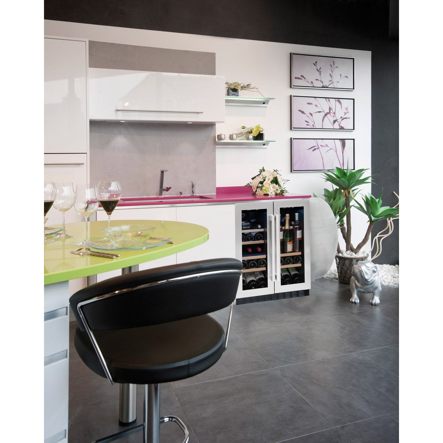 Vinoteca encastrable 49 botellas Avintage AVU48DPX1 doble zona instalada en una cocina minimalista.