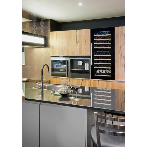 Vinoteca encastrable 79 botellas Avintage AVI82PREMIUM doble zona instalada en una cocina contemporánea.