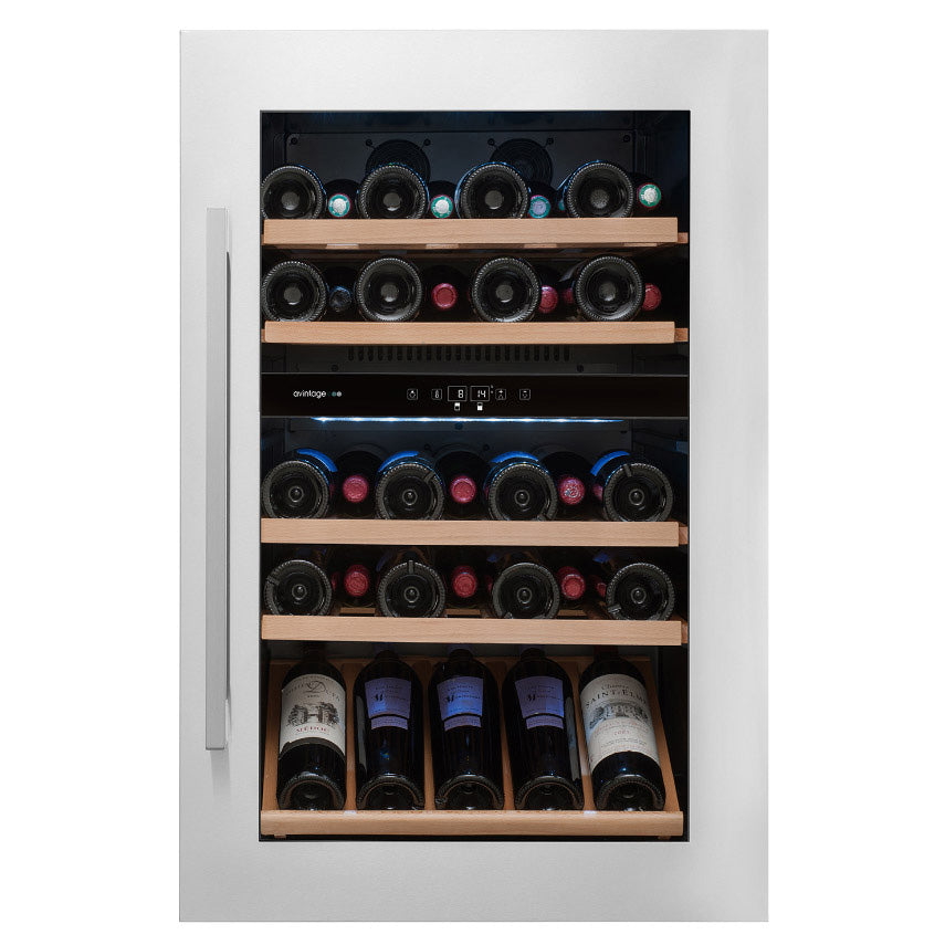 Imagen frontal de la Vinoteca encastrable en columna 52 botellas Avintage AVI47XDZA doble zona completamente abastecida de botellas.