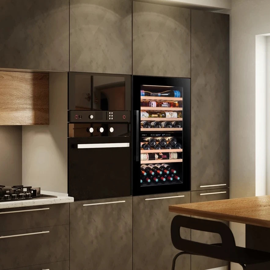 Vinoteca encastrable 76 botellas Avintage AVI76CDZ doble zona instalada en una cocina de diseño.
