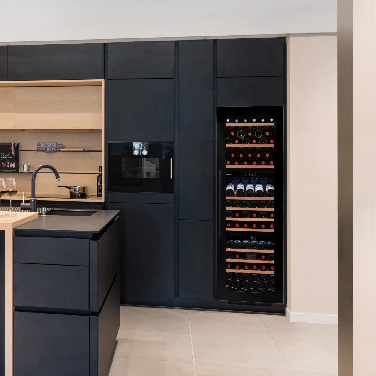 Vinoteca 97 botellas Avintage AVI98AC3ZI Triple zona instalada en una cocina minimalista.