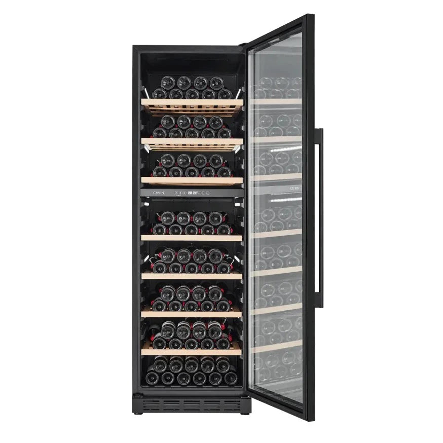 Vinoteca Cavin Arctic Collection 151D con puerta de vidrio abierta, vista frontal de botellas de vino organizadas en estantes de madera en el interior negro del refrigerador.
