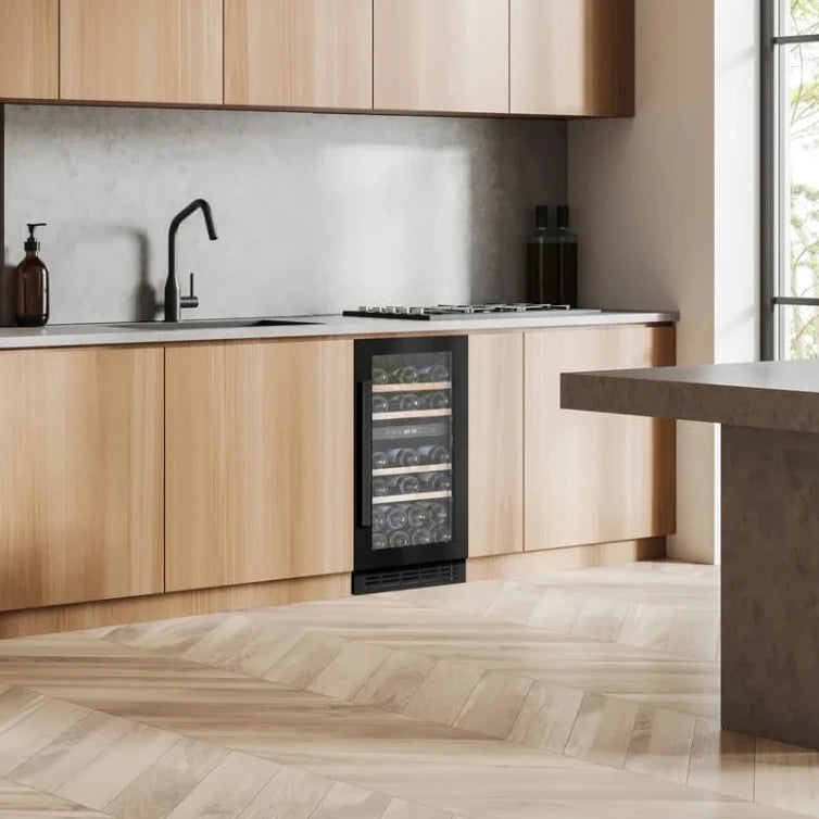 Vinoteca 28 botellas Cavin Arctic Collection 40D Fullglass Black integrada bajo encimera de una cocina