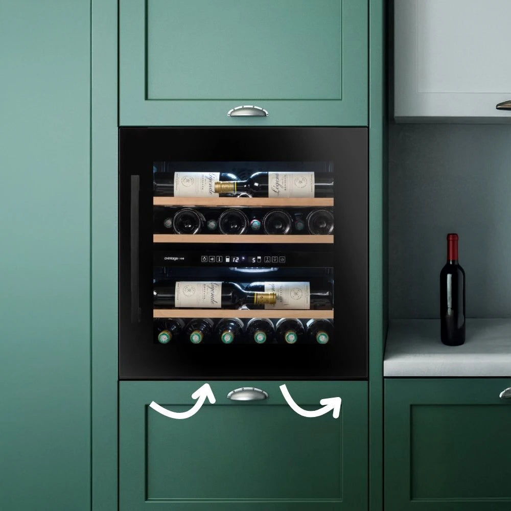 Vinoteca encastrable en columna 28 botellas Avintage AVI60F2FV doble zona instalada en una cocina de diseño.