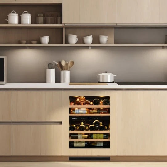 Vinoteca encastrable 47 botellas Avintage AVU50PANEL doble zona integrada en una cocina de diseño