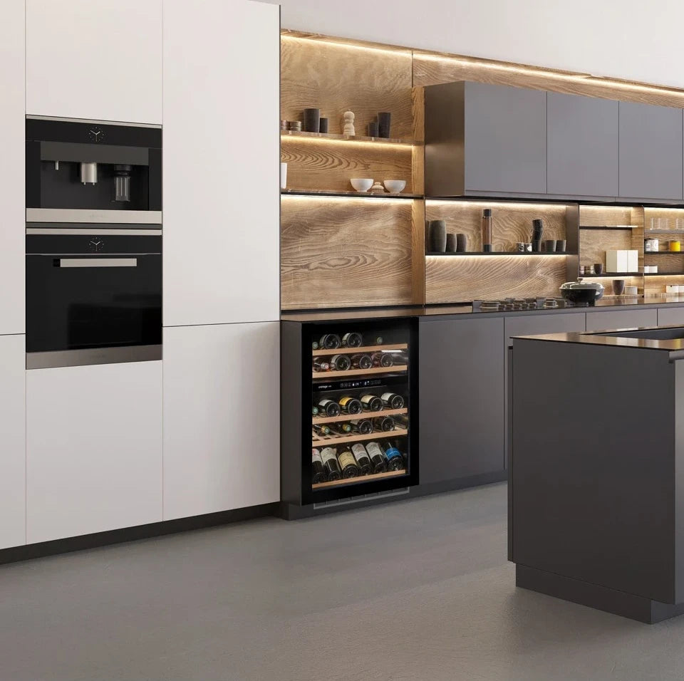 Vinoteca encastrable 44 botellas Avintage AVU51D82 doble zona instalada en una cocina de diseño.