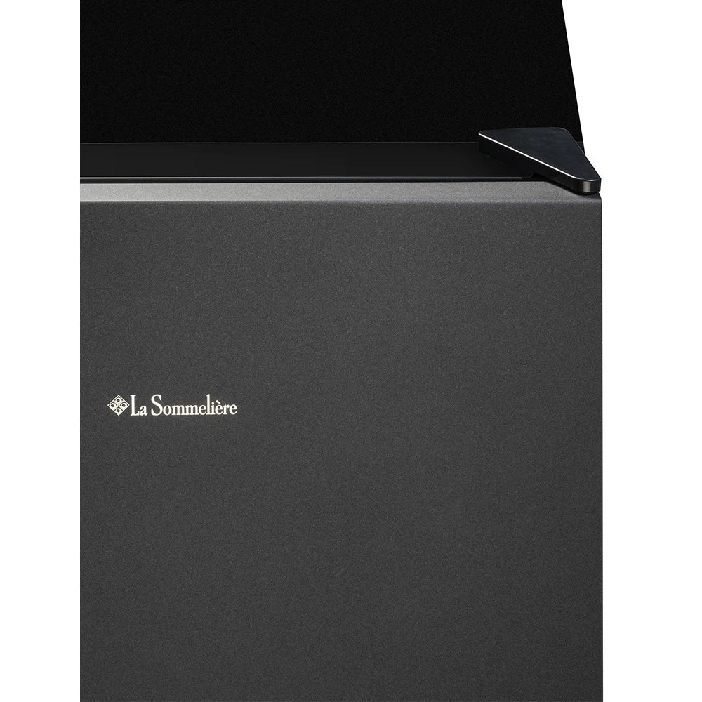 Primer plano del logotipo “La Sommelière” sobre la puerta y bisagra de la vinoteca CTPNE120E en acabado negro mate.