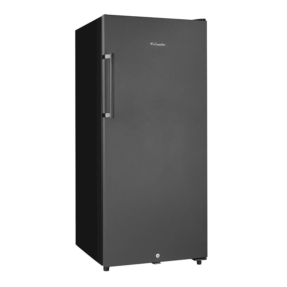 Vinoteca La Sommelière CTPNE120E vista en ángulo con la puerta cerrada, diseño vertical en negro mate con tirador metálico.