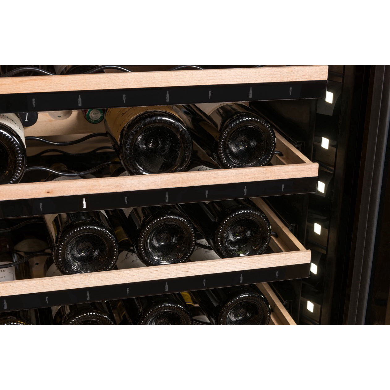 Vista de la Vinoteca multizona 185 botellas La Sommelière ECELLAR185 repleta de botellas en estantes de madera