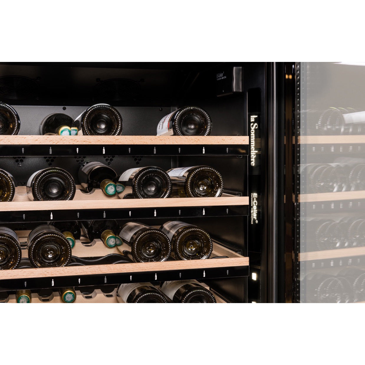 Vista de la Vinoteca multizona 185 botellas La Sommelière ECELLAR185 repleta de botellas en estantes de madera