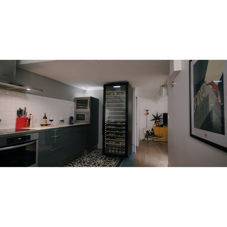 Vinoteca multizona 185 botellas La Sommelière ECELLAR185 instalada en una cocina de diseño, completamente abastecida con botellas de vino.