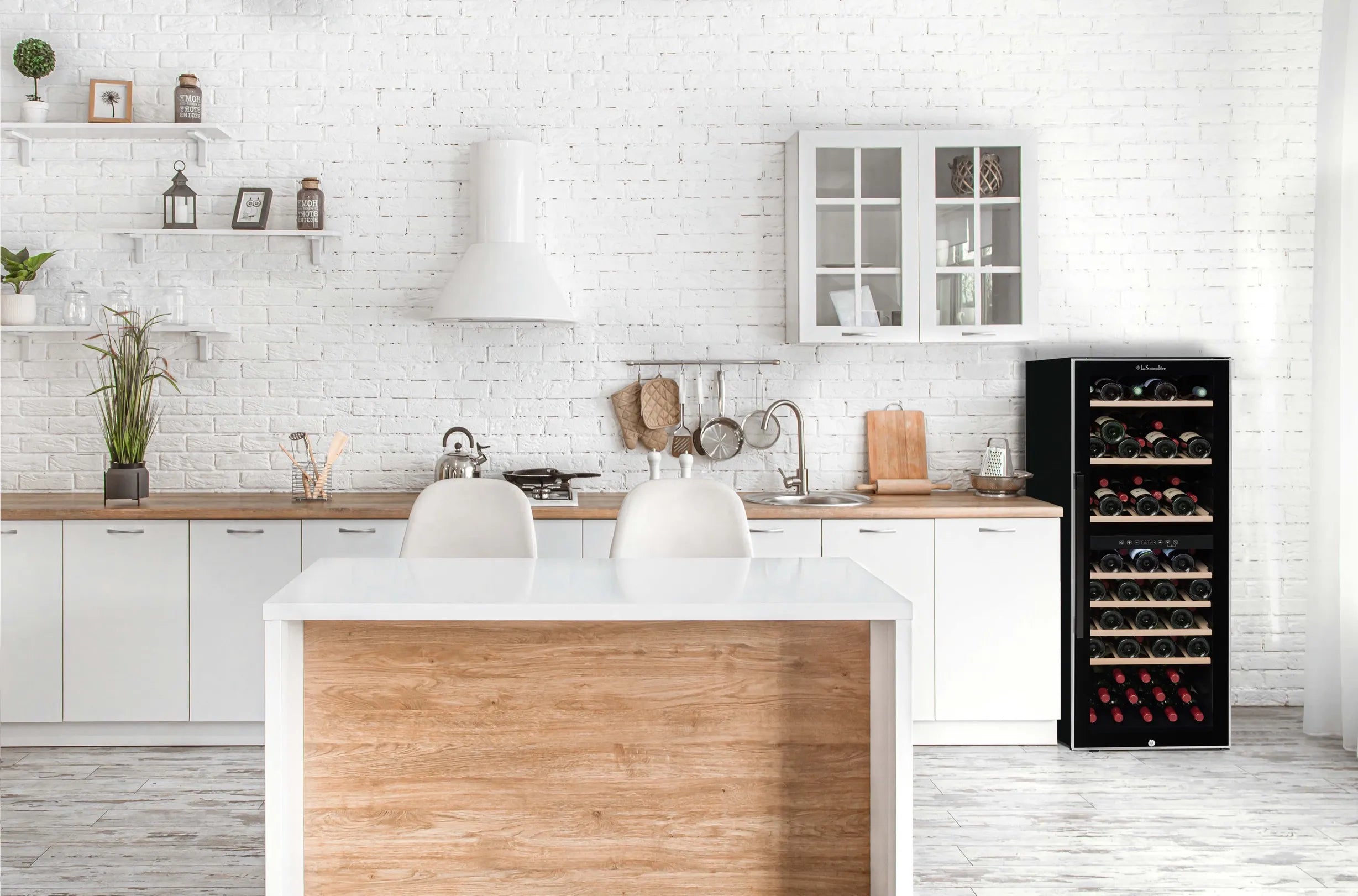 Vinoteca 75 botellas La Sommelière ECS81-2Z doble zona instalada en una cocina moderna, completamente abastecida con botellas de vino.