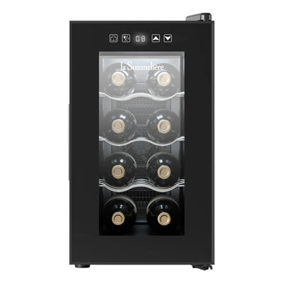 Vinoteca compacta La Sommelière LS8E con capacidad para 8 botellas, diseño negro con puerta de vidrio, estantes metálicos ondulados y panel de control digital en la parte superior.