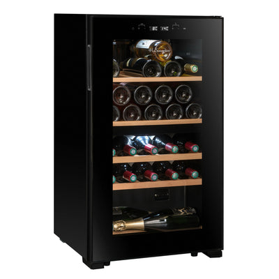 Vinoteca La Sommelière SLS32DZ Black con capacidad para 32 botellas, diseño en negro con puerta de vidrio, panel digital superior y estantes de madera; cuenta con doble zona de temperatura para distintos tipos de vino.