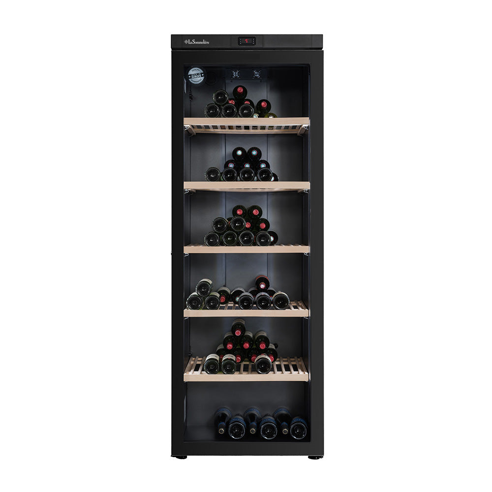 Vista de la Vinoteca 325 botellas La Sommelière VIP330VBLACK Triple zona repleta de botellas en estantes de madera