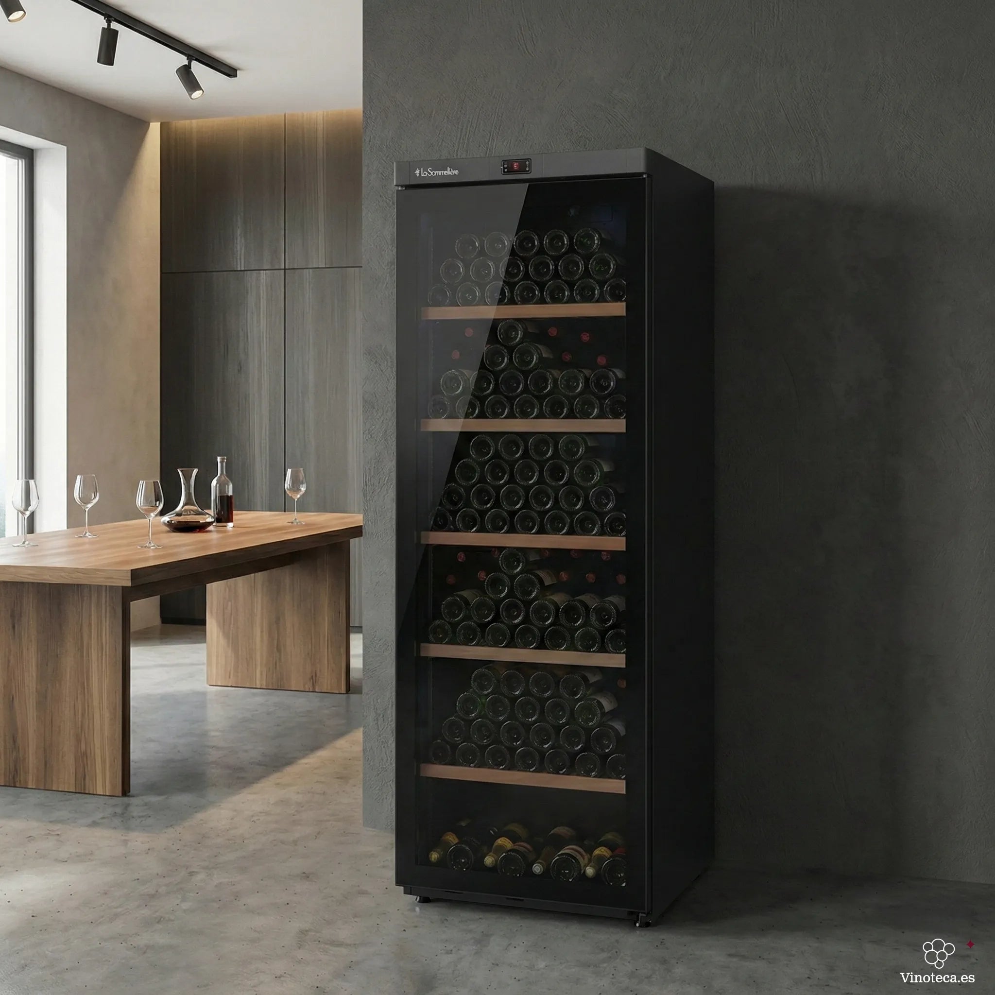 Vinoteca La Sommeliere VIP330VBLACK triple zona integrada en ambiente domestico, con estantes de madera y botellas.