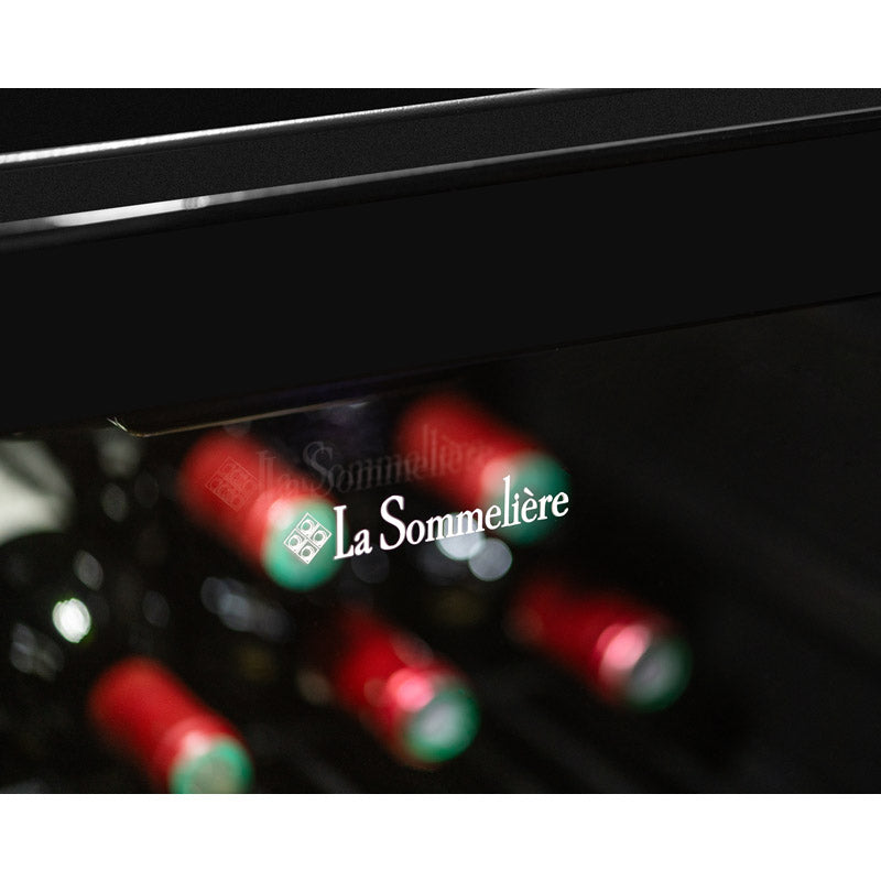 Vista de la Vinoteca 121 botellas La Sommelière LS117 Black cargada de botellas de vino tinto y blanco