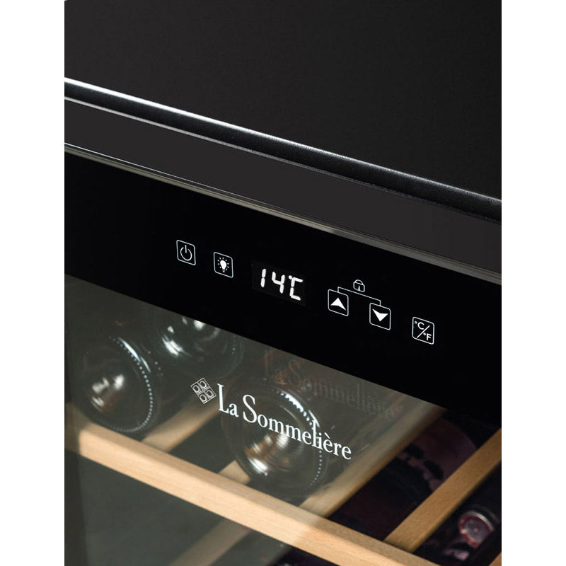 Detalle del interior de la Vinoteca 52 botellas La Sommelière LS52 Black resaltando el panel de control digital y la temperatura.