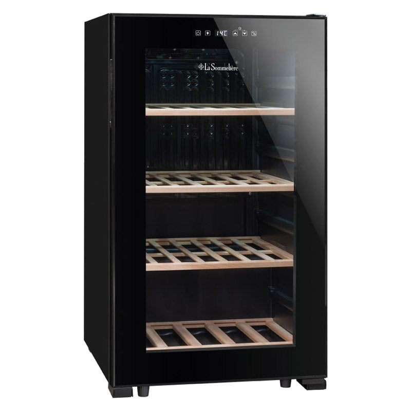 Vista de la Vinoteca 52 botellas La Sommelière LS52 Black con estantes de madera llenos de botellas