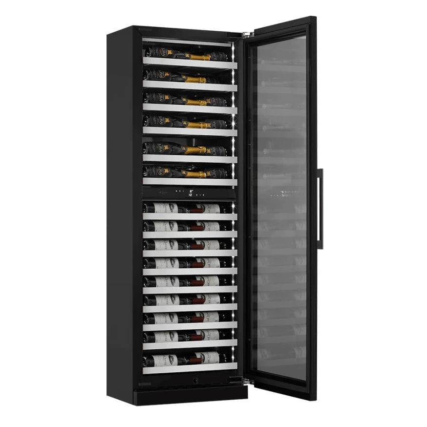 Interior de la vinoteca mQuvée WineCave Slim 182D Fullglass Black con estantes de madera