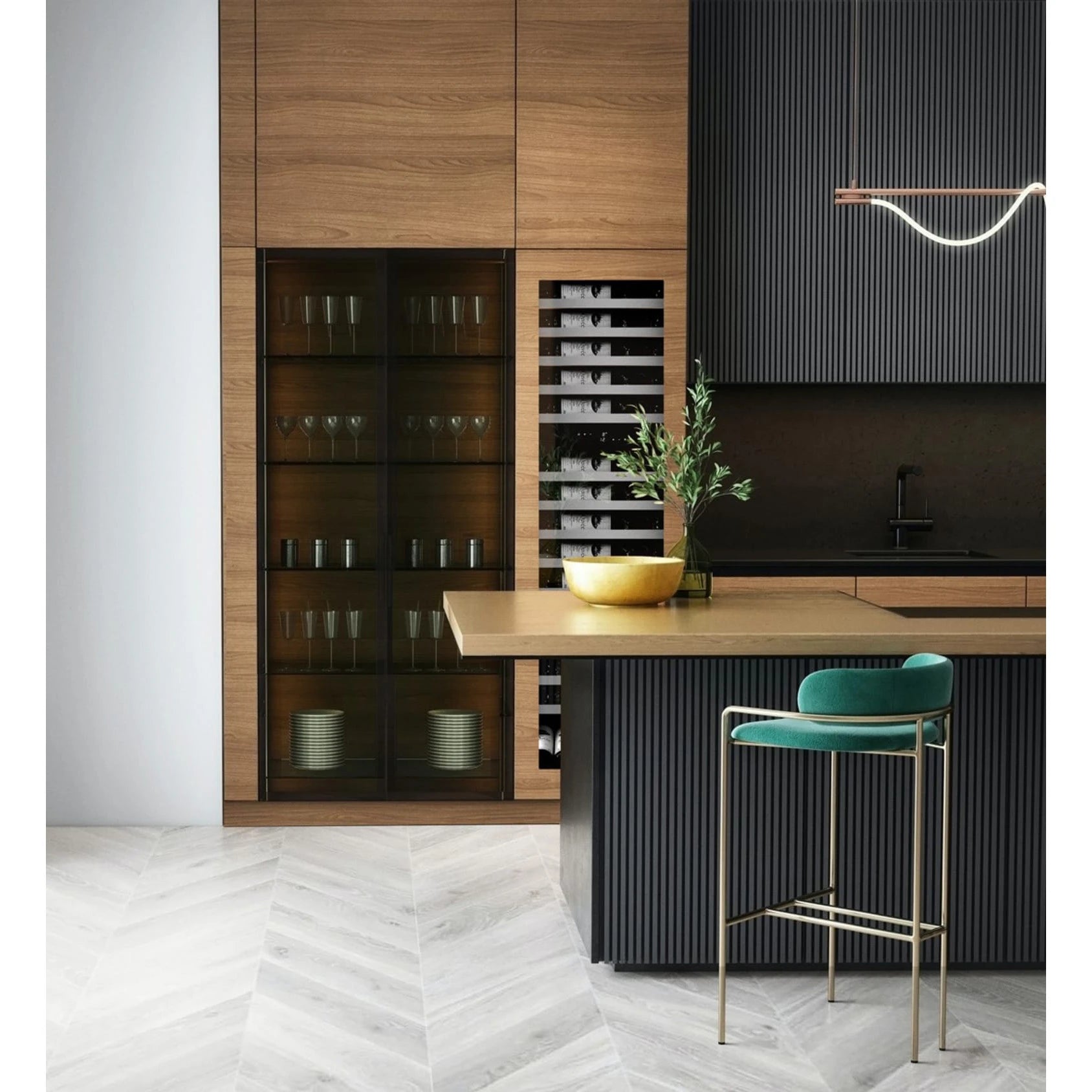 Vinoteca mQuvée WineKeeper 112D Panel Ready Push/Pull de doble zona, integrada en una cocina moderna de diseño elegante; con capacidad para 115 botellas, se ubica entre módulos de madera clara junto a una vitrina de copas, complementada por una isla con barra de madera, silla alta verde y elementos decorativos minimalistas.