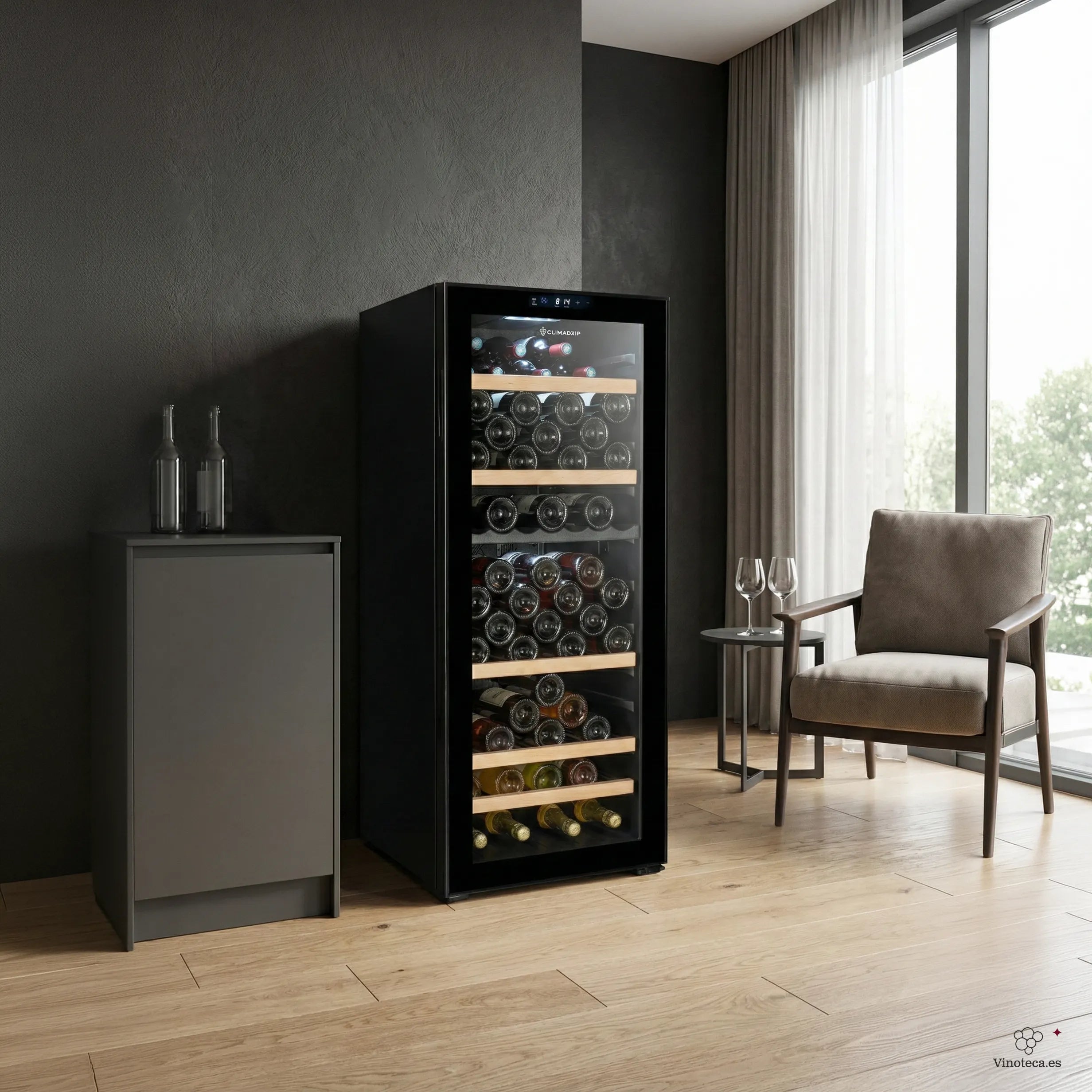 Vinoteca Climadiff CEPAGE108DZ de 108 botellas en ambiente doméstico, modelo negro de libre instalación.
